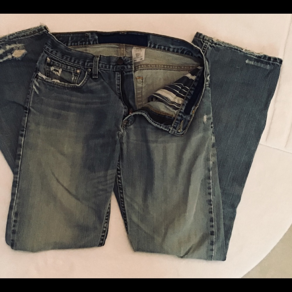 “LEVIS” Men’s low boot cut distressed blue jeans.